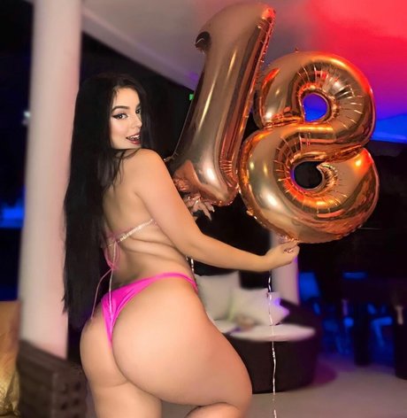 Naken läckt OnlyFans-bild av Bella Angel Dezoitou