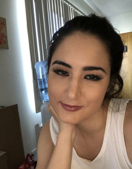 Naken läckt OnlyFans-bild av Snarkybrunette