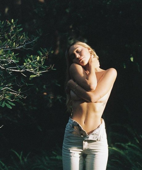 Nahá fotka uniklých OnlyFans od Alexis Ren