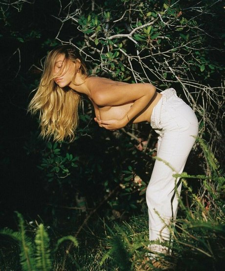 Alexis Ren