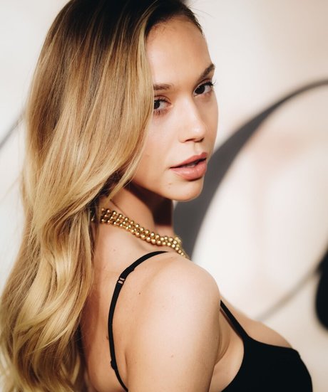 Alexis Ren