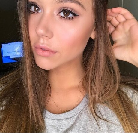 Nahá fotka uniklých OnlyFans od Alexis Ren