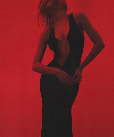 Alexis Ren