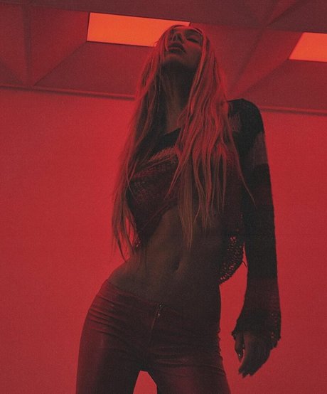 Alexis Ren