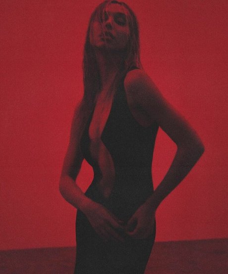 Alexis Ren