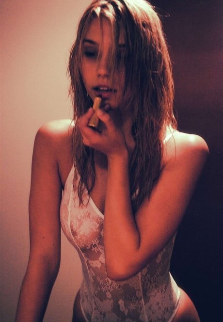 Alexis Ren