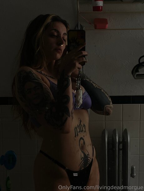 Naken läckt OnlyFans-bild av Livingdeadmorgue