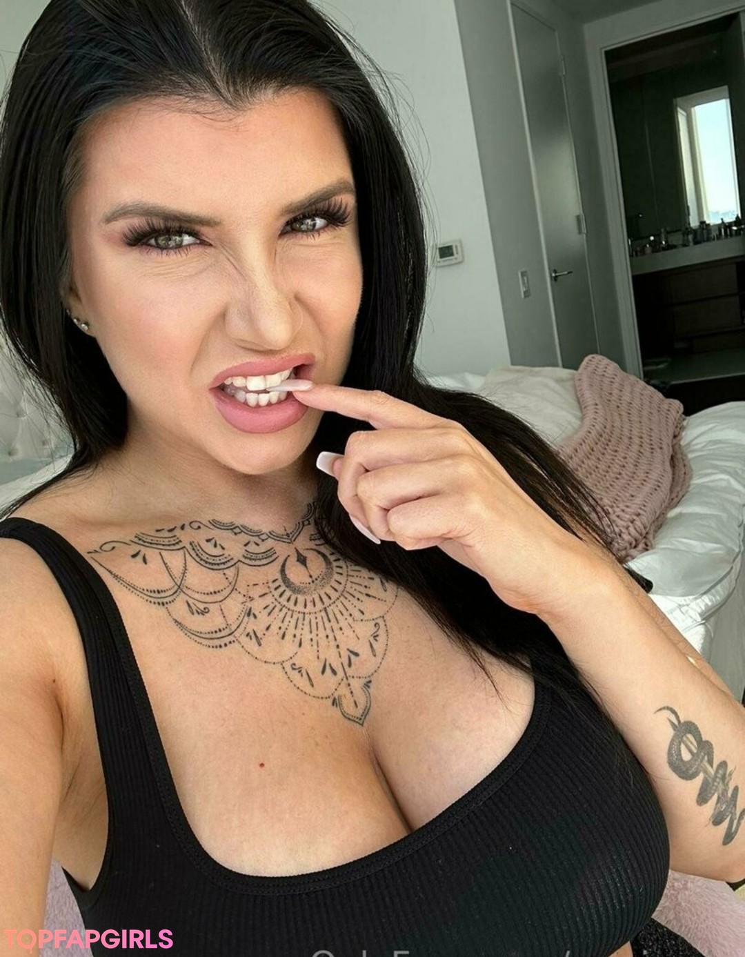 Alasti lekkinud OnlyFans-i pilt Romi Rain #1004
