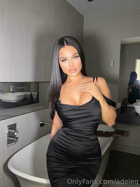 Nahá fotka uniklých OnlyFans od Adele Grisoni