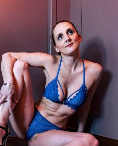 Naakte gelekte OnlyFans-foto van Hinatou