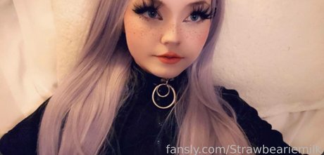 Naken läckt OnlyFans-bild av Strawbeariemilkk