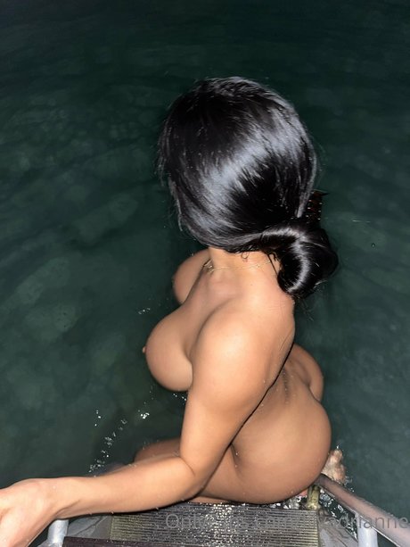 Alasti lekkinud OnlyFans-i pilt Lily Adrianne