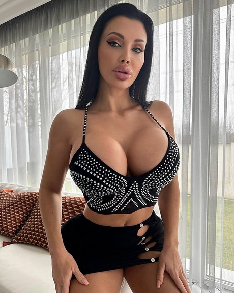Nahá fotka uniklých OnlyFans od Aletta Ocean