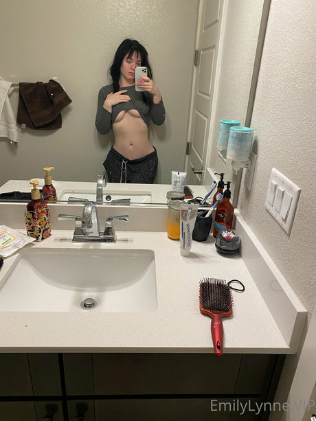 Nahá fotka uniklých OnlyFans od Emily Lynne
