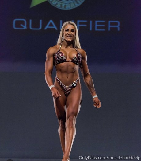 Naken läckt OnlyFans-bild av Muscle Barbie