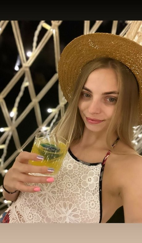 Foto di nudo di fuga di OnlyFans di Busya18plus