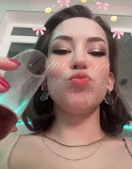 Alasti lekkinud OnlyFans-i pilt Oladushek11