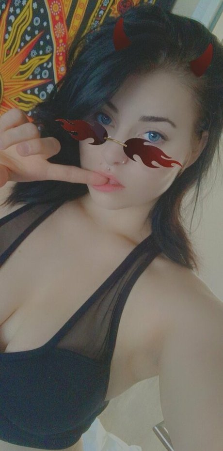 Обнаженная фотография утечки OnlyFans от Emily Erdbeer