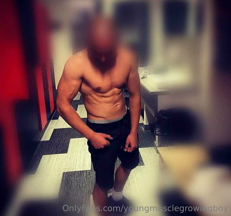 Nahá fotka uniklých OnlyFans od Youngmusclegrowingboy
