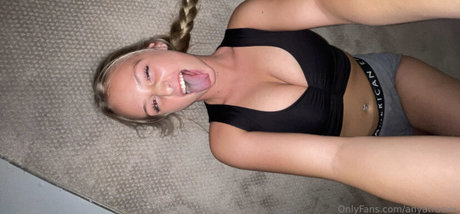 Nahá fotka uniklých OnlyFans od Anya Truaxx