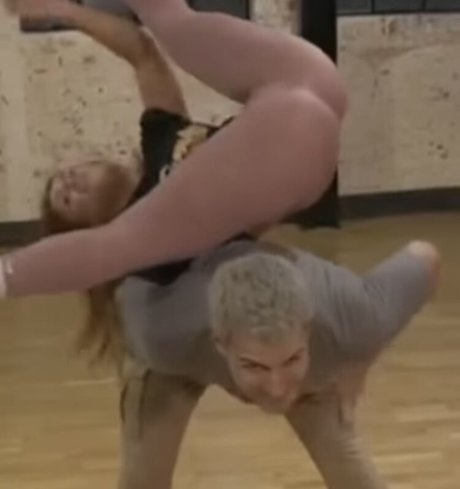 Nahá fotka uniklých OnlyFans od Maisie Smith