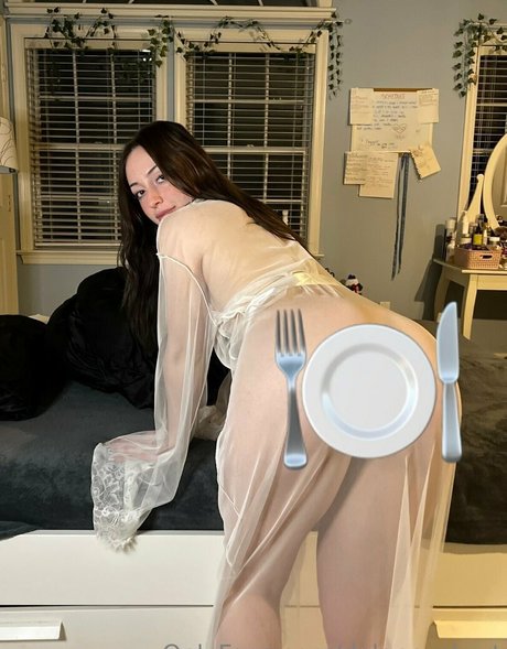 Naakte gelekte OnlyFans-foto van Delaneyshort