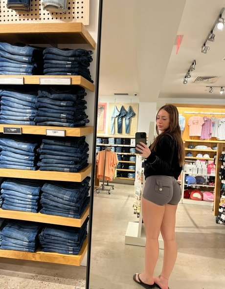 Nahá fotka uniklých OnlyFans od Delaneyshort