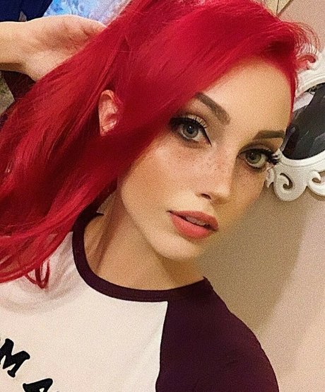 Обнаженная фотография утечки OnlyFans от Mona Schon