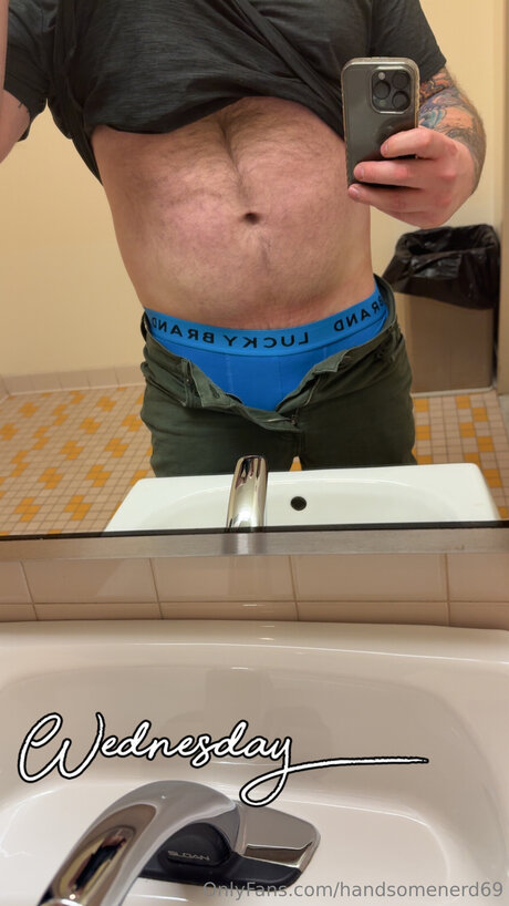 Alasti lekkinud OnlyFans-i pilt Handsomenerd69