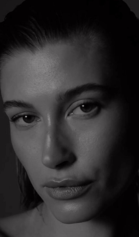 Naken lekkede OnlyFans-bilde av Hailey Baldwin Bieber