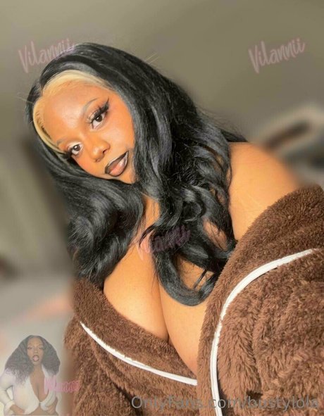 Nahá fotka uniklých OnlyFans od Bustylola