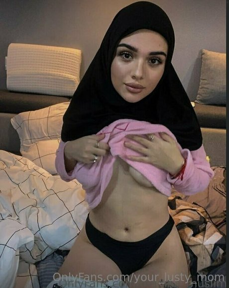 Nacktes geleaktes OnlyFans-Foto von Yourlustymom