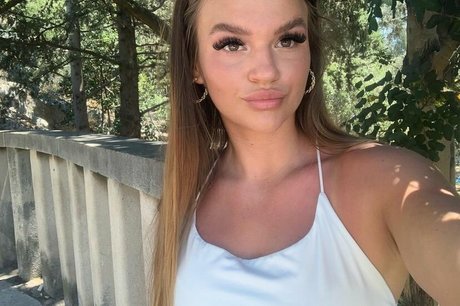 Nahá fotka uniklých OnlyFans od Sarah Slavo