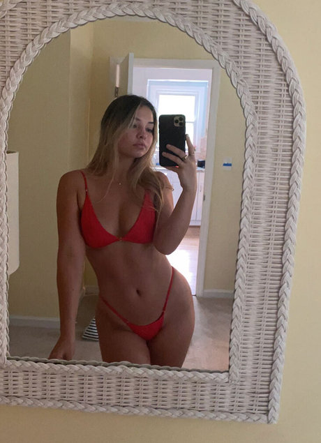 Naken lekkede OnlyFans-bilde av Madelyn Cline