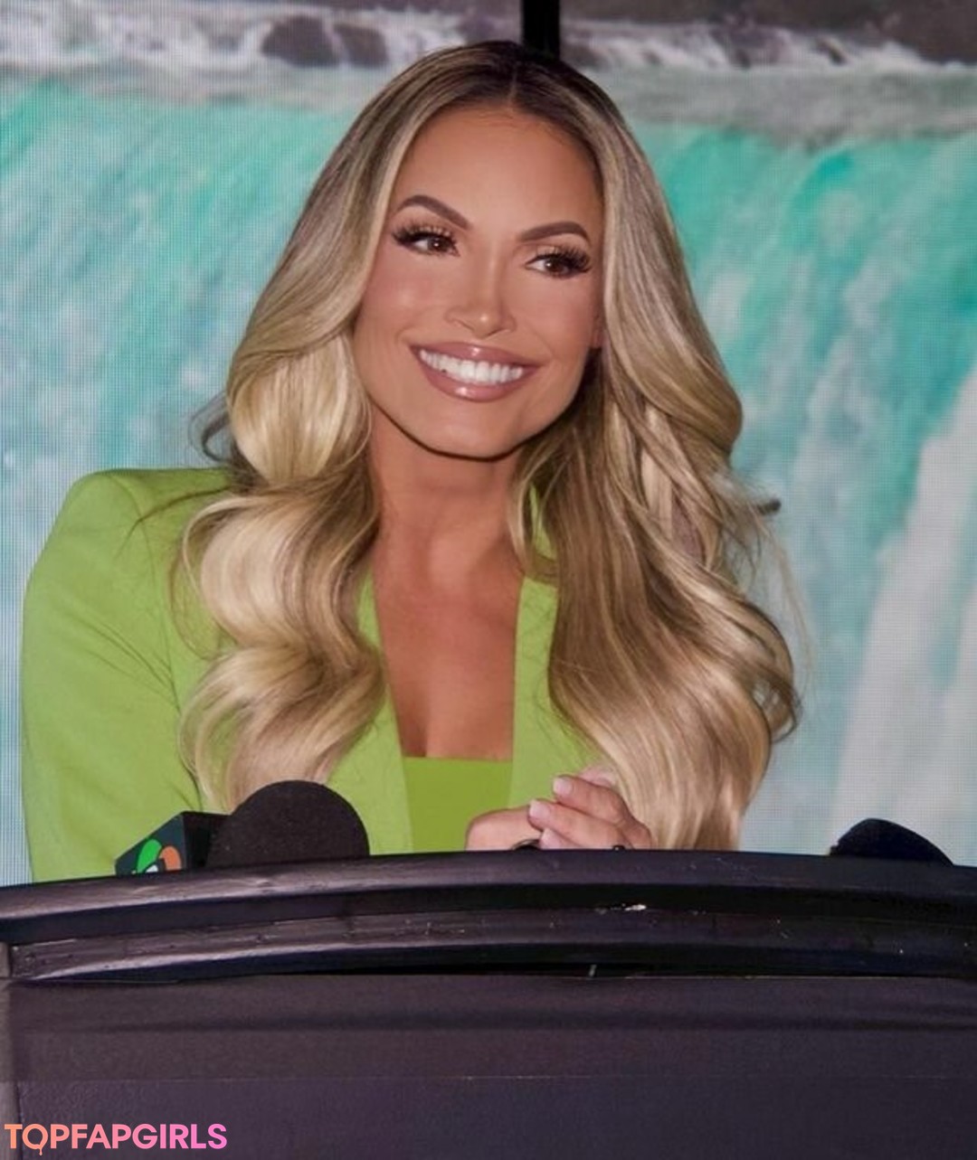 Nahá fotka uniklých OnlyFans od Trish Stratus #1009