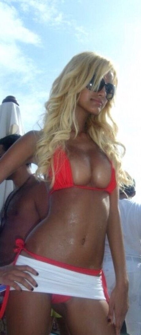 Nacktes geleaktes OnlyFans-Foto von Zahia Dehar