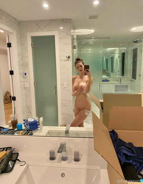 Обнаженная фотография утечки OnlyFans от Ashley Terfort