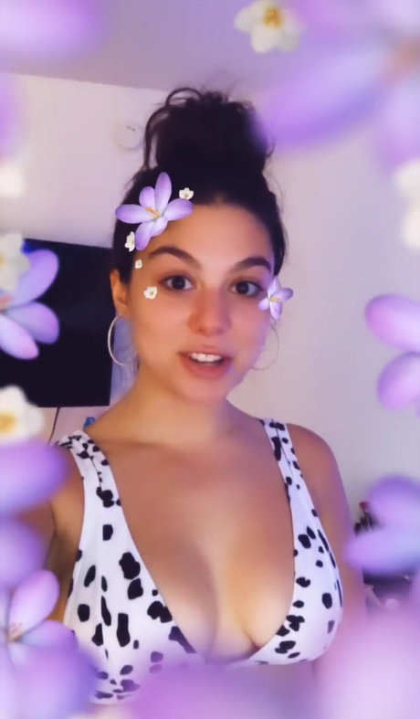 Nahá fotka uniklých OnlyFans od Kira Kosarin