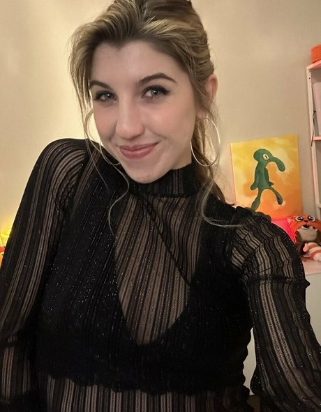 Nahá fotka uniklých OnlyFans od Frivolousfox Asmr