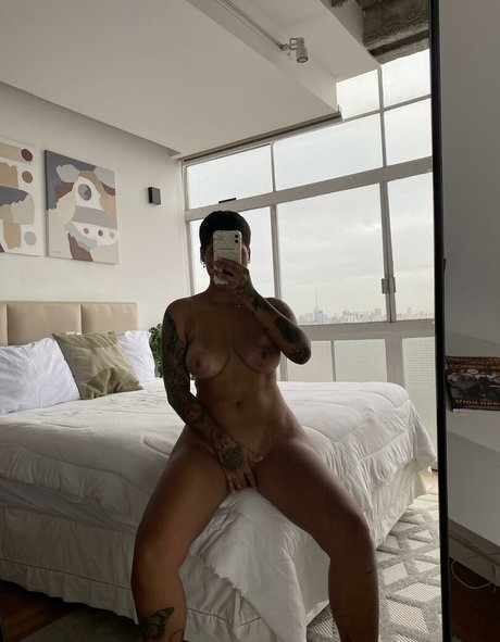 Naakte gelekte OnlyFans-foto van Julia Bhering