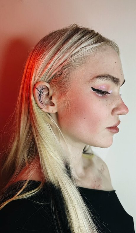 Nahá fotka uniklých OnlyFans od Grimes