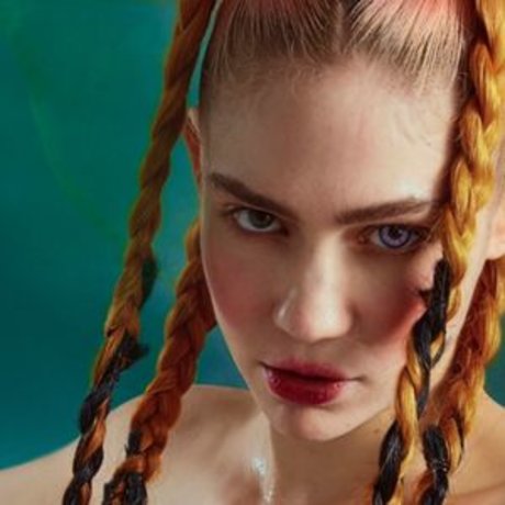 Nahá fotka uniklých OnlyFans od Grimes