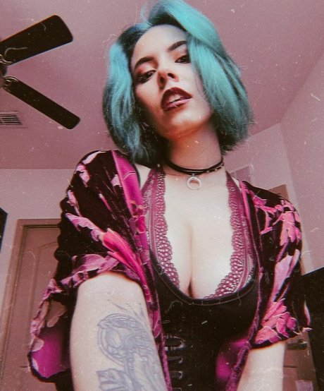 Alaston vuotanut OnlyFans-kuva Luna Bloom