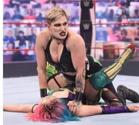 Rhea Ripley OnlyFansリークヌード写真