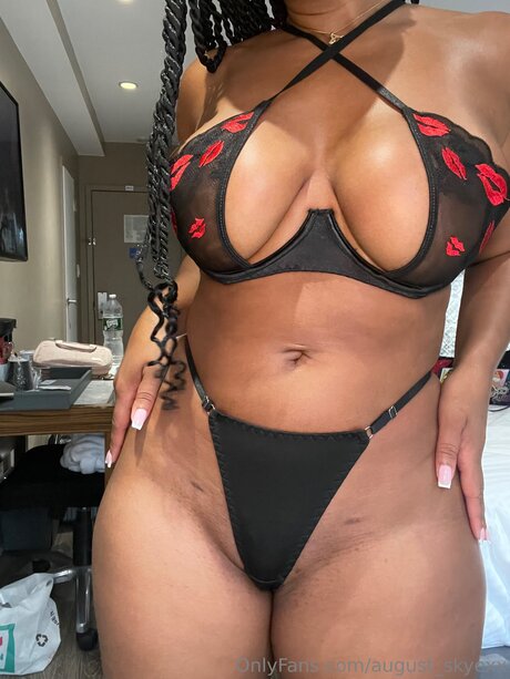 Nøgent lækket OnlyFans-billede af August Skyexx