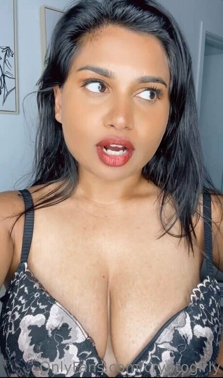 Naakte gelekte OnlyFans-foto van Miss Patel