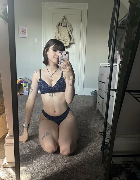 Naakte gelekte OnlyFans-foto van Flowersinskylar