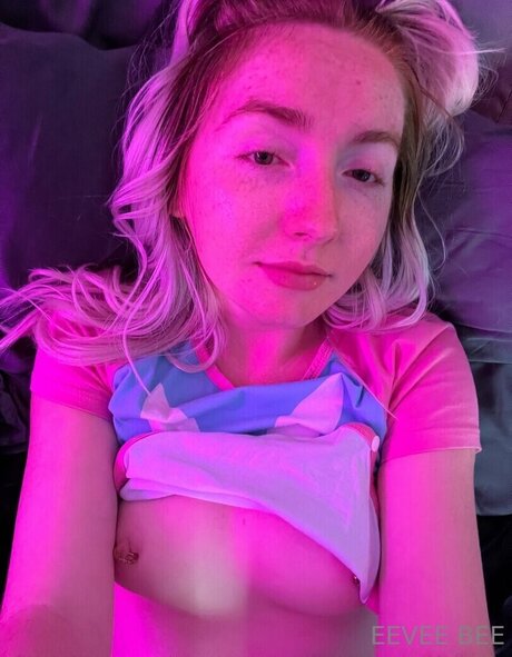Naken lekkede OnlyFans-bilde av Ginger Amp Eevee