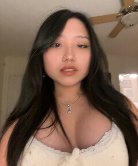 Naken läckt OnlyFans-bild av Violetngyn