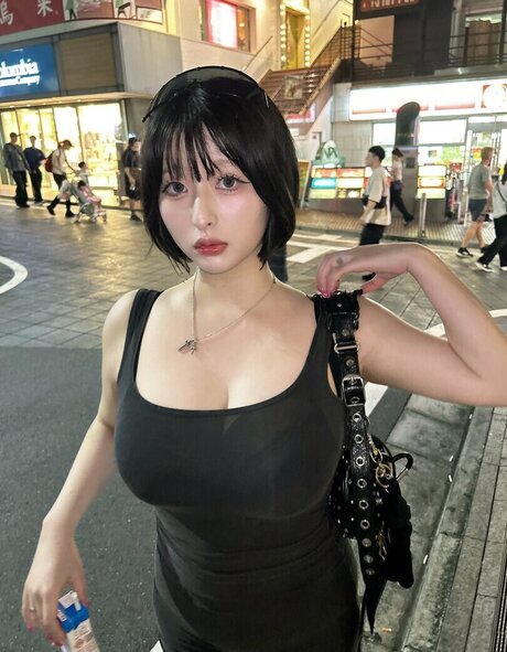 Naken läckt OnlyFans-bild av Momoka Akari
